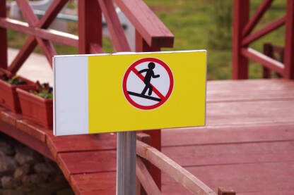 Zabranjeno trčanje po mostu, sigurnost djece u parku.