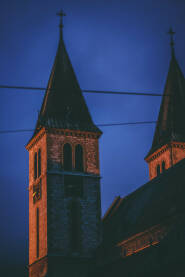 Nocna fotografija katedrale Srca Isusova u Sarajevu.