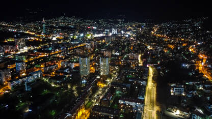Sarajevo, Bosna i Hercegovina: noćni snimak grada dronom. Glavni grad BiH, noćna fotografija. Panorama.
​