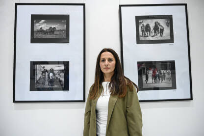 Fotografkinja Milena Erceg pozira ispred svojih djela. Umjetnica Milena Erceg na izložbi fotografija.