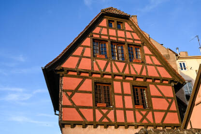 Fasada na staroj tradicionalnoj kući u Francuskoj. Arhitektura. Strasbourg, Francuska.