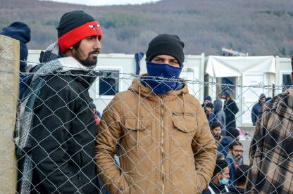 Migrant iza ograde u izbjegličkom kampu u Bosni i Hercegovini. Grupa izbjeglica iza ograde u kampu Lipa, Bihać, BiH.