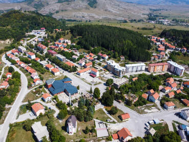 Bosansko Grahovo, Bosna i Hercegovina. Snimak dronom na zgrade i kuće u centru grada.