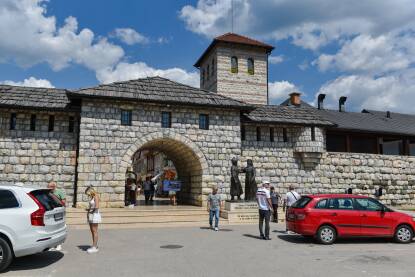 Andrićgrad u Višegradu Andrićgrad ili Kamengrad je dio grada, kulturni centar i vrsta etno-sela posvećen nobelovcu Ivi Andriću, koji se nalazi na lokaciji Ušće na samom ušću rijeka Drina i Rzav u Višegradu.