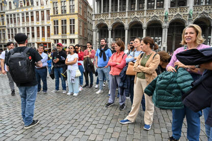 Brisel, Belgija: Grupa turista na glavnom trgu. Ljudi istražuju grad.
