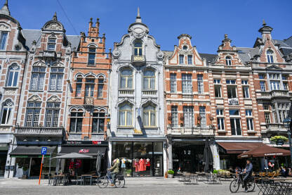 Mechelen, Belgija: Zgrade u centru grada. Ljudi šetaju ulicom.