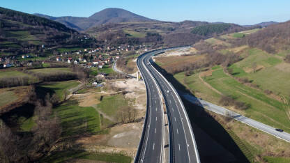 Automobili na autoputu. Vozila koja se kreću na autoputu, snimak dronom. Transport. Autoput Vc.