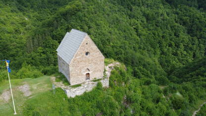 Bobovac je najznačajniji i najbolje utvrđeni grad u srednjovjekovnoj Bosni podignut na strmoj, stubastoj stijeni južnih padina planinskoga masiva Dragovskih i Mijakovskih poljica iznad ušća Mijakovske