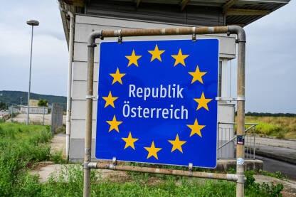 Znak na ulazu u Republiku Austriju. Granica između Austrije i Slovačke. Österreich.
​