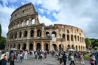 Rim, Italija: Mnogo turista ispred Koloseuma u Rimu. Ljudi posjećuju Koloseum u Italiji. Turisti razgledavaju historijski rimski Koloseum.