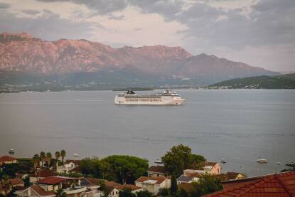 MSC Cruises u Boki kotorskoj Brod iz flote MSC Cruises isplovljava iz Boke kotorske.