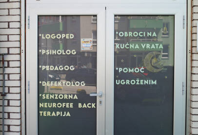 Ordinacija defektologa, logopeda i ostalih smetnji u razvoju Ulazna vrata ordinacije defektologa, logopeda i ostalih smetnji u razvoju ili psihičkim i telesnim nedostacima kod dece i odraslih.