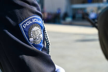 Policija Hrvatske. Policijski oznaka na ramenu policajca. MUP RH.