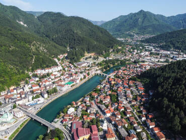 Konjic i rijeka Neretva, Bosna i Hercegovina, snimak dronom.