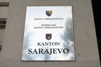 Tabla sa natpisom na zgradi Vlade Kantona Sarajevo. Informativna ploča na fasadi zgrade Vlade Kantona Sarajevo. Ulazna tabla na administrativnoj zgradi.
