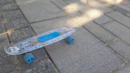 Skateboard na pločniku