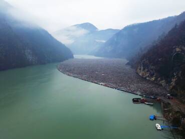 Na Drini kod Višegrada nalaze se tone smeća, a godišnje se iz jezera HE Višegrad se izvadi od 6.000 do 8.000 metara kubnih.