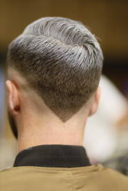 Moderna kratka muška frizura na špic