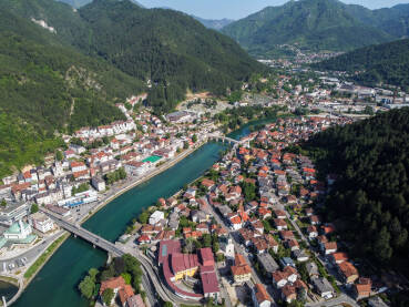 Konjic i rijeka Neretva, Bosna i Hercegovina, snimak dronom. Konjic je grad i općina u BiH. Planina Prenj u daljini.