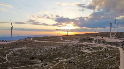 Na platou Podveležja, desetak kilometara istočno od Mostara, početkom maja 2020. godine počeli su radovi na izgradnji 15 vjetroagregata pojedinačne snage 3,2 MW.