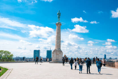 Plato tvrđave na Kalemegdanu i statua Pobednik, najpopularnija turistička lokacija u Beogradu sa pogledom na Novi Beograd u daljini.