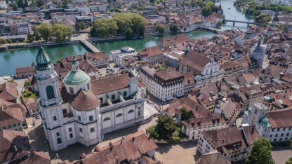 Panorama i Katedrala Sv. Ursusa u Solothurnu, Švajcarska. Fotografisano dronom