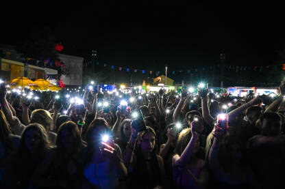 Svjetla na mobilnim telefonima u publici na koncertu. Publika na festivalu.