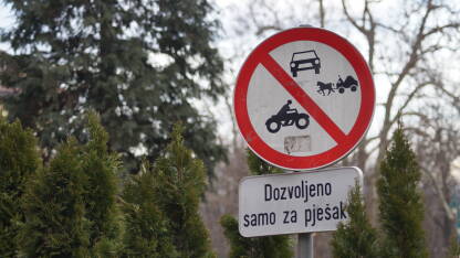 Saobraćajni znak dozvoljeno samo pješacima.