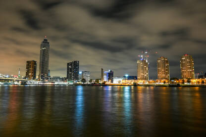 Rotterdam, Nizozemska. Panoramski noćni snimci. 
Neboderi i svjetla na zgradama u gradu. Roterdam je po broju stanovnika drugi najveći grad u Holandiji i najveća je Evropska luka.
