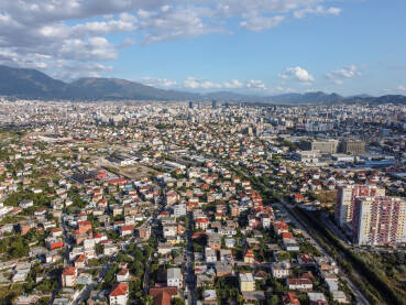 Tirana, glavni grad Albanije. Zgrade, ulice i stambene kuće. Panoramski snimak dronom grada Tirane.