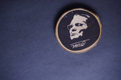 Suvenir s likom Josipa Broza Tita Suvenir s likom Josipa Broza Tita na tamnoj podlozi. Magnet, preslikana slika na komadu drveta. Tito je bio vođa jugoslavenskih partizana i predsjednik Jugoslavije