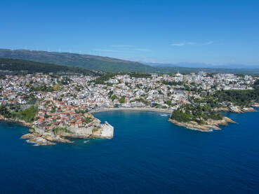 Ulcinj, Crna Gora, snimak dronom. Ulcinj, Crna Gora, snimak dronom. Stari grad i tvrđava uz more. Popularna turistička destinacija. Zgrade uz obalu. Stari utvrđeni kameni zidovi.