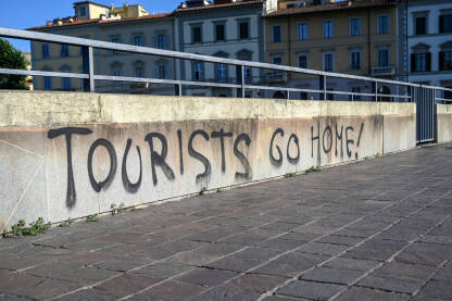 Firenca, Italija: Grafit u gradu: Turisti idite kućama. Tourists go home.