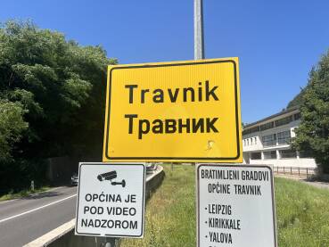 Tabla na ulazu u grad Travnik, Bosna i Hercegovina. Tabla sa natpisom Travnik, horizontalna
