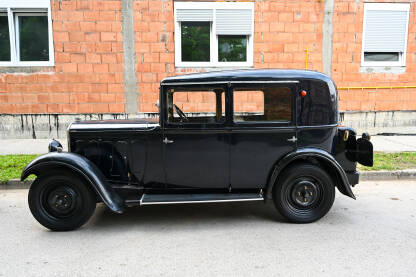 Old timer. Staro vozilo na ulici. Oldtimer parkiran na ulici.