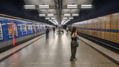 Minhen, Njemačka: Putnici čekaju voz na stanici podzemne željeznice. S bahn u Njemačkoj. Prijevoz. Podzemna željeznica. Metro.