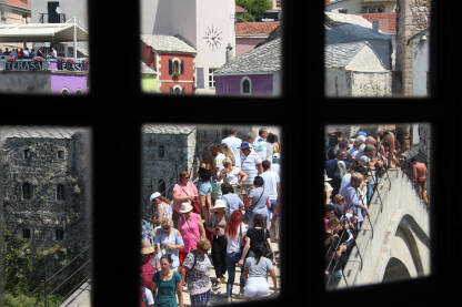 Stari most u Mostaru i turisti