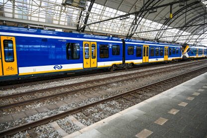 Voz na željezničkoj stanici. Prijevoz. Moderni vlak podzemne željeznice u Nizozemskoj. Putovanja.