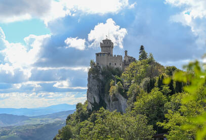 San Marino: Cesta toranj ili Druga kula ili Fratta. Staro utvrđenje i dvorac na vrhu brda.