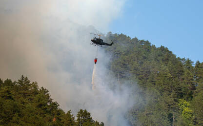 Helikopteri OS BiH u akciji gašenja šumskog požara.