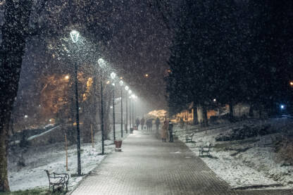 Šetalište Slana Banja noću sa zimskom idilom.