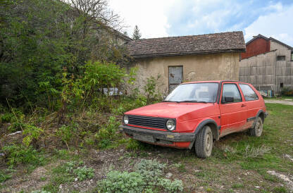 Stari Volkswagen golf na selu. Staro istrošeno auto.