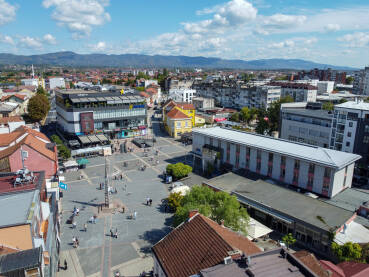 Prijedor, centar grada. Panoramski snimak dronom Prijedora. Zgrade, kuće i ulice u gradu.