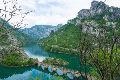 Željeznički most u grabovičkom jezeru između planina, prenj i čvrsnice