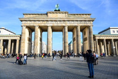 Berlin, Njemačka. Grupa turista ispred Brandenburške kapije.