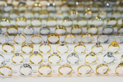 Izlog prodavnice nakita. Luksuzno zlatno i srebrno prstenje u zlatari.