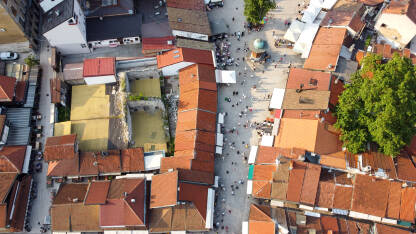 Sarajevo, Bosna i Hercegovina: Snimak dronom na Baščaršiju. Zgrade, ulice i kuće u centru grada.