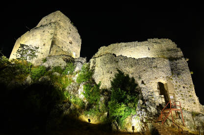Stara srednjovjekovna utvrda na brdu noću. Kameni dvorac. Prozor tvrđava, Vrlika, Hrvatska.