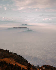 Pogled na smogom prekriveno Sarajevo.
