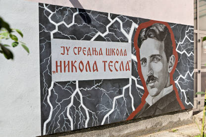 Mural sa likom Nikole Tesle i nazivom JU Srednja škola "Nikola Tesla." Na zgradi srednjoškolskog centra u Tesliću.